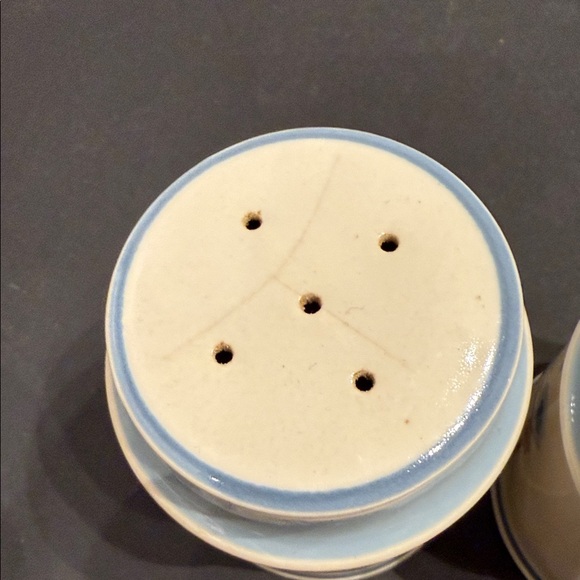 Vintage ceramic cottage core farm scene salt and pepper shakers - Picture 4 of 10